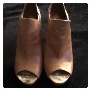 Vince Camuto - never worn - size 5